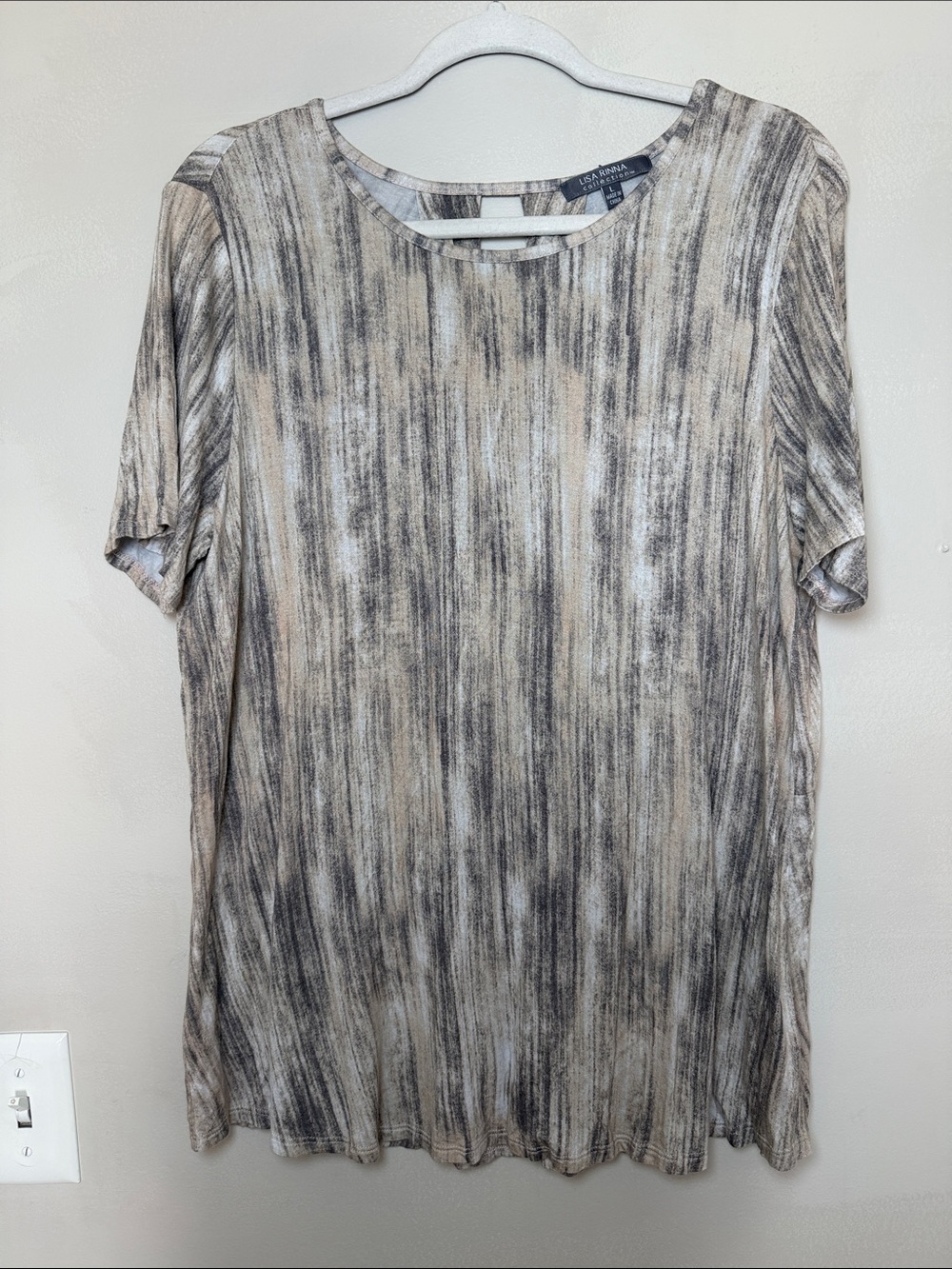 Lisa Rinna Collection Short Sleeve Striated Tee in Beige and Gray. Open Back. Lg